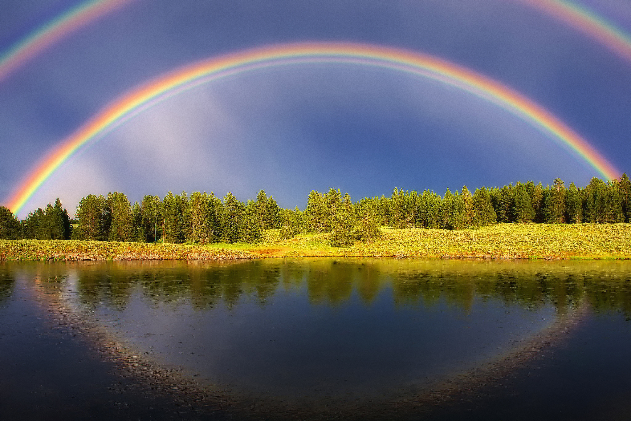 Явление в живой природе радуга. Радуга в природе. Красивая Радуга. Радуга над озером. Пейзаж с радугой.